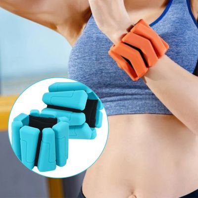 Femme cinquante ménopauses faite du sport dans son salon avec bracelet lesté