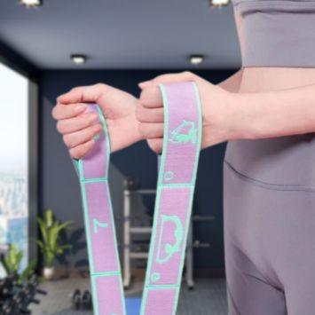Mains qui tiennent elastique sport par les poignets en tissu numérote