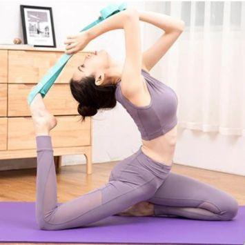 Exercices d'assouplissement tenu du pied par un elastique sport et de yoga