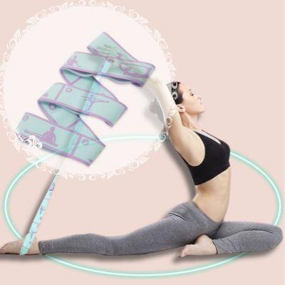 Femme en exercices d'assouplissement du dos avec l'elastique sport numerote