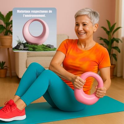 Vue de côté d’un Russian twist : femme assise, buste tourné, kettlebell rose tenue fermement à deux mains