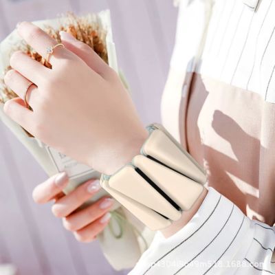 Bracelet lesté, beige, l'élégance et discrétion assurés en toutes circonstances