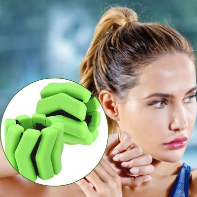 Bracelet lesté sur poignet femme 50 ans ménopause sportà la maison