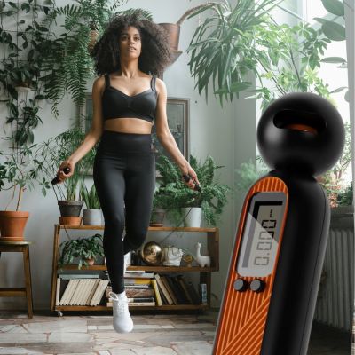 Corde à sauter sans fil avec écran conteur, femme saute à la corde sans fil  à la maison