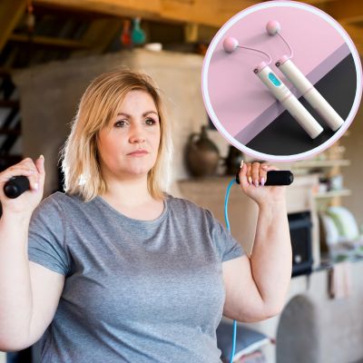 Femme ménopause saute à la corde à sauter sans fil à son domicile