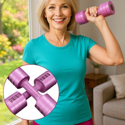 Femme souriante menopause tiens haltere reglable d'une main exercices bras