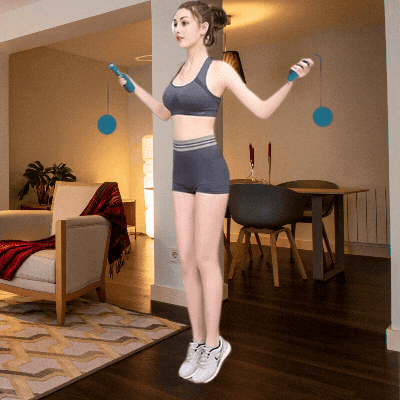 Femme qui saute à la corde à sauter sans fil depuis son salon pour prendre soin de son corps.