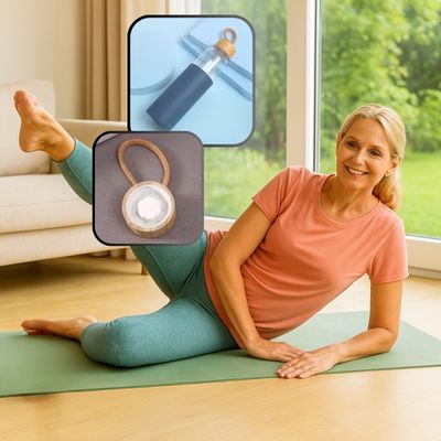 Femme de 50 ans en gainage latéral, vêtue de rose et jaune, avec une vignette montrant l’utilisation de la gourde en verre pendant la récupération.