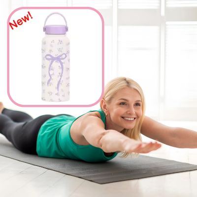: Jeune femme effectuant un exercice de renforcement doux avec en encart une gourde blanche à ruban lavande – accessoire sport féminin